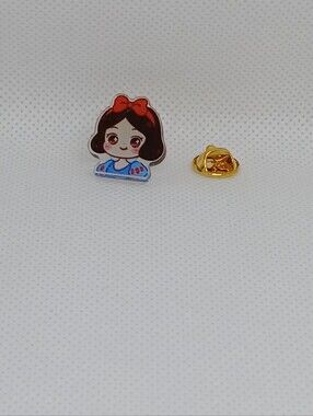 NWOT SNOW WHITE ACRYLIC PIN BROOCH KAWAII DISNEY CHARACTER P06